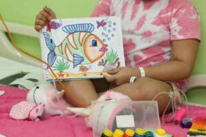 Imagem da notícia - Fevereiro Laranja: criança descobre na arte uma ferramenta para lutar contra leucemia