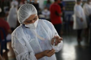 Imagem da notícia - Vacinômetro: Amazonas já aplicou 6.676.491 doses de vacina contra Covid-19 até esta terça-feira (29/03)