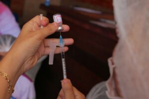 Imagem da notícia - Covid-19: Governo do Estado alerta sobre importância da dose de reforço e de completar esquema vacinal