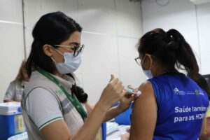 Imagem da notícia - Saúde alerta para importância de idosos e profissionais de saúde se vacinarem contra influenza