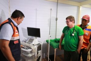 Imagem da notícia - Em Anamã, Wilson Lima visita hospital flutuante instalado pelo Estado para atender população