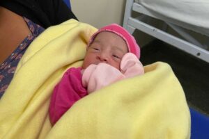 Imagem da notícia - Primeiro bebê de 2023 nascido na rede estadual de saúde é uma menina