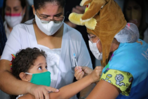 Imagem da notícia - Amazonas recebe 22,8 mil doses de vacina contra a Covid-19 autorizadas para crianças acima de 3 anos de idade