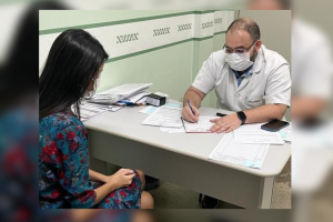 Imagem da notícia - Maio Roxo: Com alerta sobre as doenças Inflamatórias Intestinais, Policlínica Codajás realiza ação em saúde