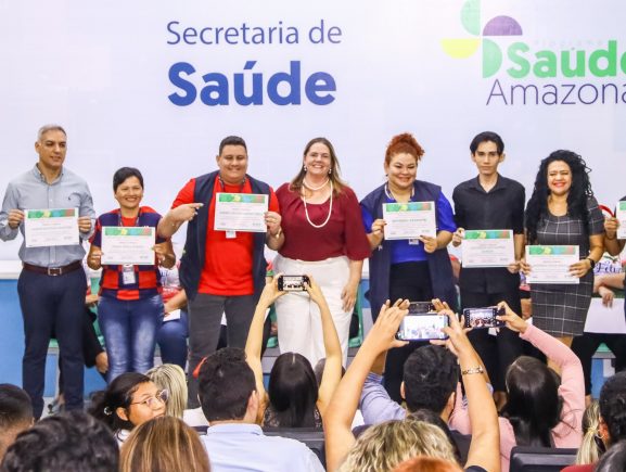 Mãos que cuidam: servidores da SES-AM recebem homenagem pelos serviços prestados